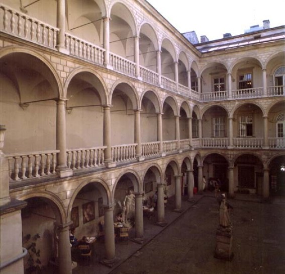 Image - Lviv's Korniakt Building (1580): the courtyard loggia.